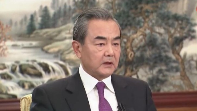 王毅对美国连发五问，揭示真实的世界格局与大国责任