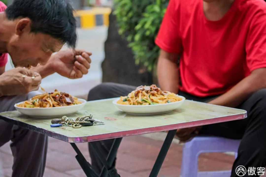 老板送菜后得知食客刚救了自己儿子怎么办？