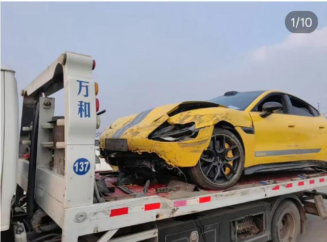 小米SU7Ultra赛道首撞，速度与激情的碰撞