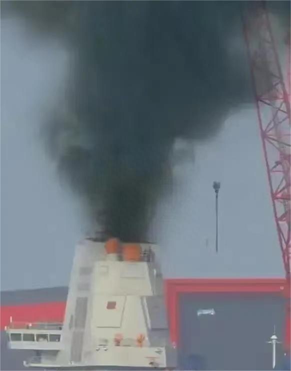 中国新一代电磁枪曝光图片，引领未来战场的技术革新