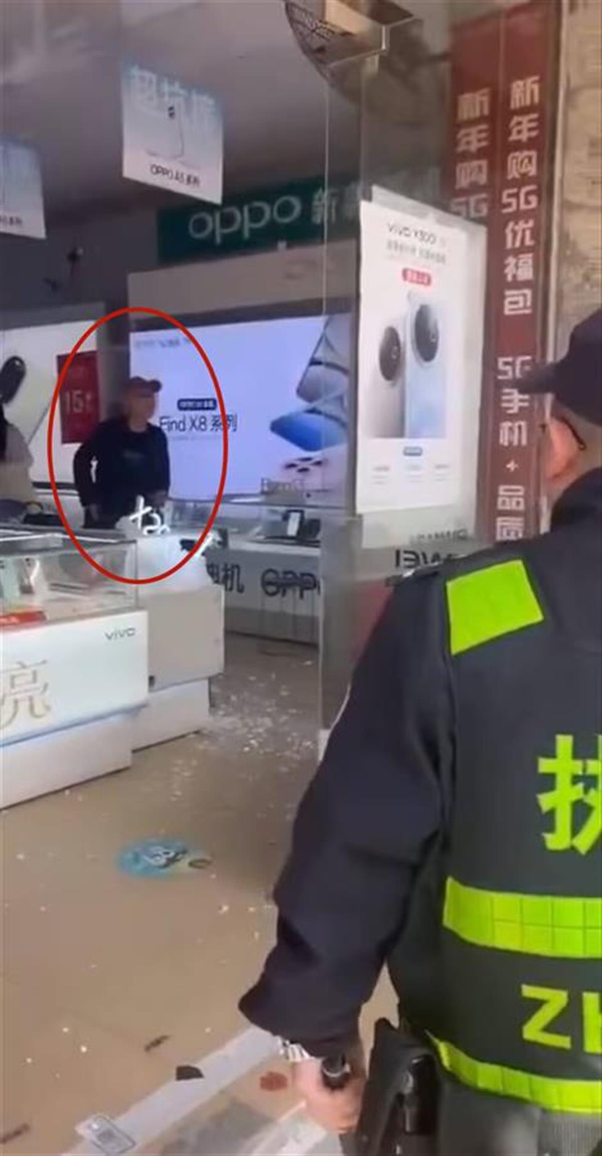 男子连抢金店手机店，法律严惩不贷