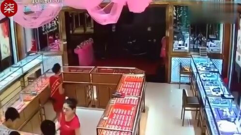 男子连抢金店手机店，法律严惩不贷
