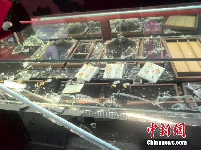 男子连抢金店手机店，法律严惩不贷