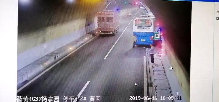 大巴车进隧道，一段不同寻常的旅程体验