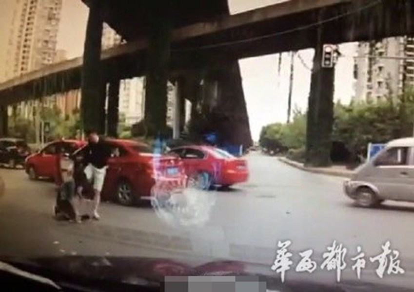 印女子驾车被追尾当街掌掴后车司机事件深度解析