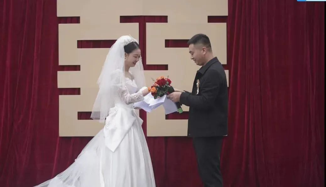 婚礼现场宾客们给新娘爸爸伴舞，舞动幸福的瞬间