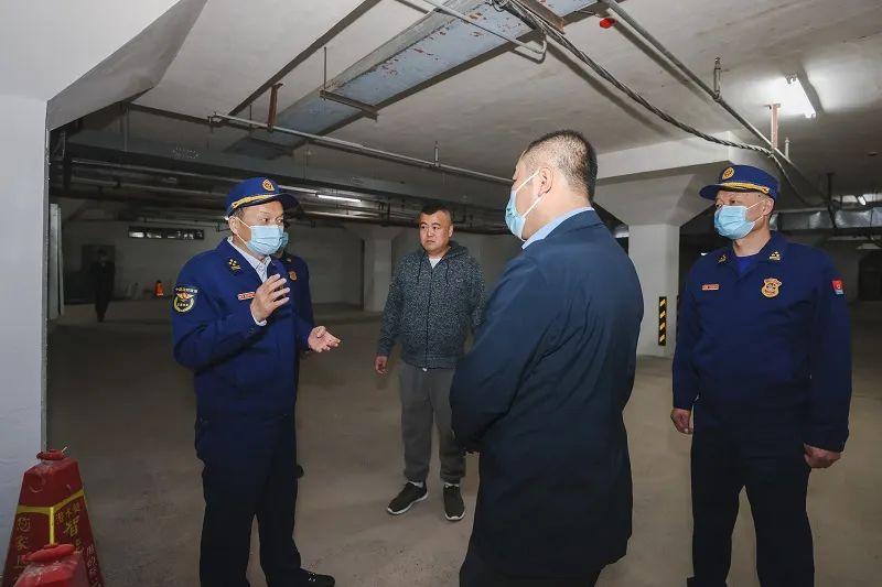 沈阳一建筑突发火灾，楼顶多人被困的紧急救援行动