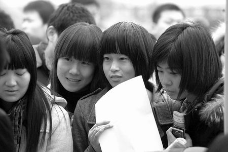 女大学生求职被要求三年不婚五年不育，社会现象的深度解读