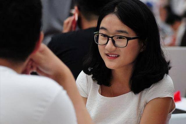 女大学生求职被要求三年不婚五年不育，社会现象的深度解读