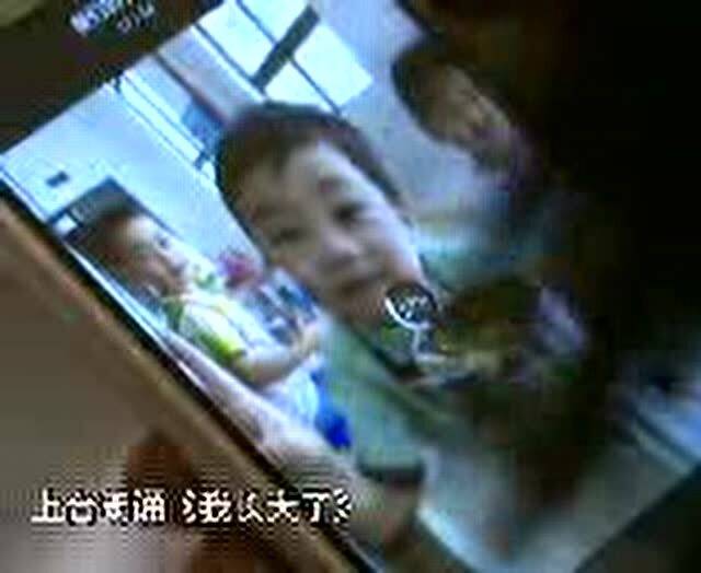 母亲遭遇车祸身亡，儿子的悲痛瞬间