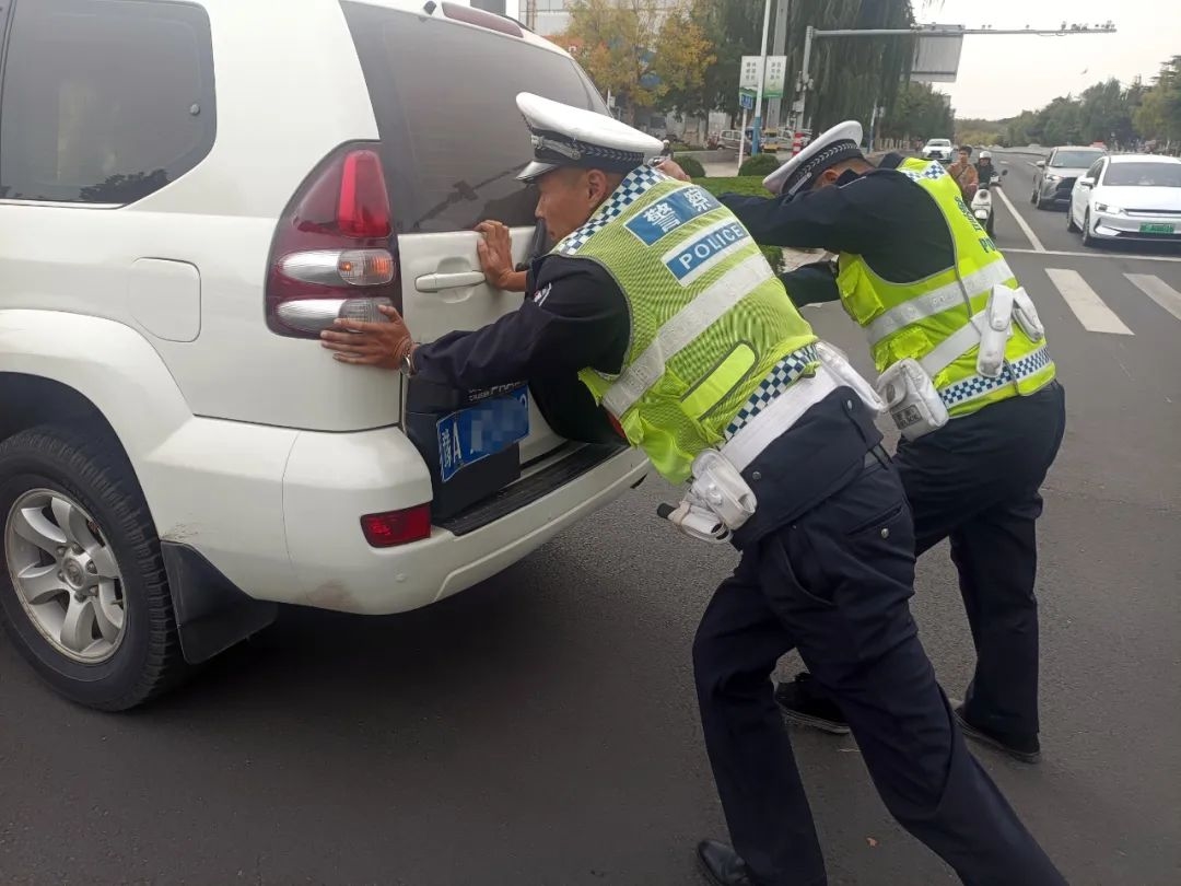 暖心！驾车出行途中抛锚，交警伸手救援获赞