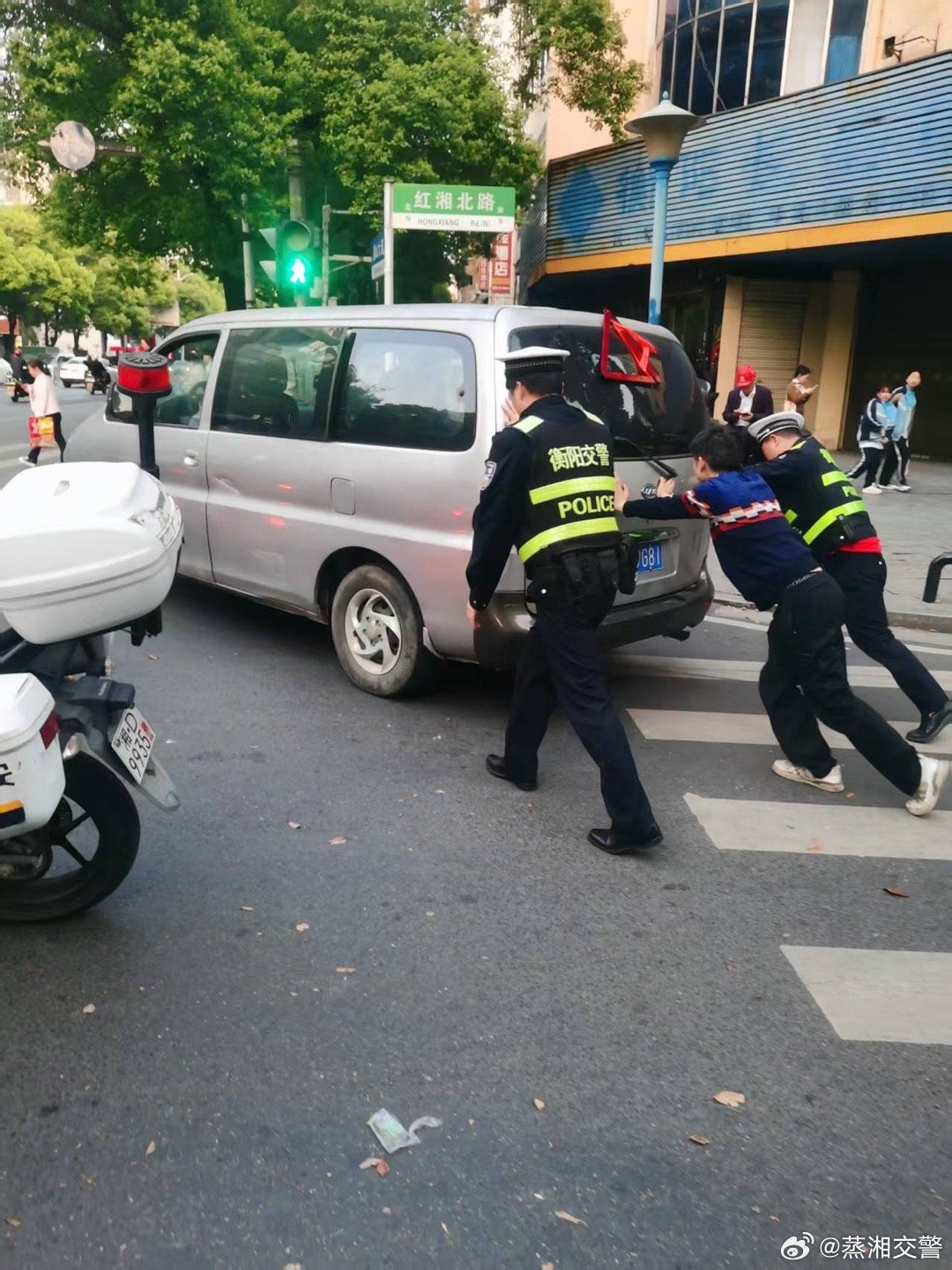 暖心！驾车出行途中抛锚，交警伸手救援获赞