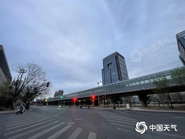 北京遭遇罕见9级大风，城市运转面临挑战