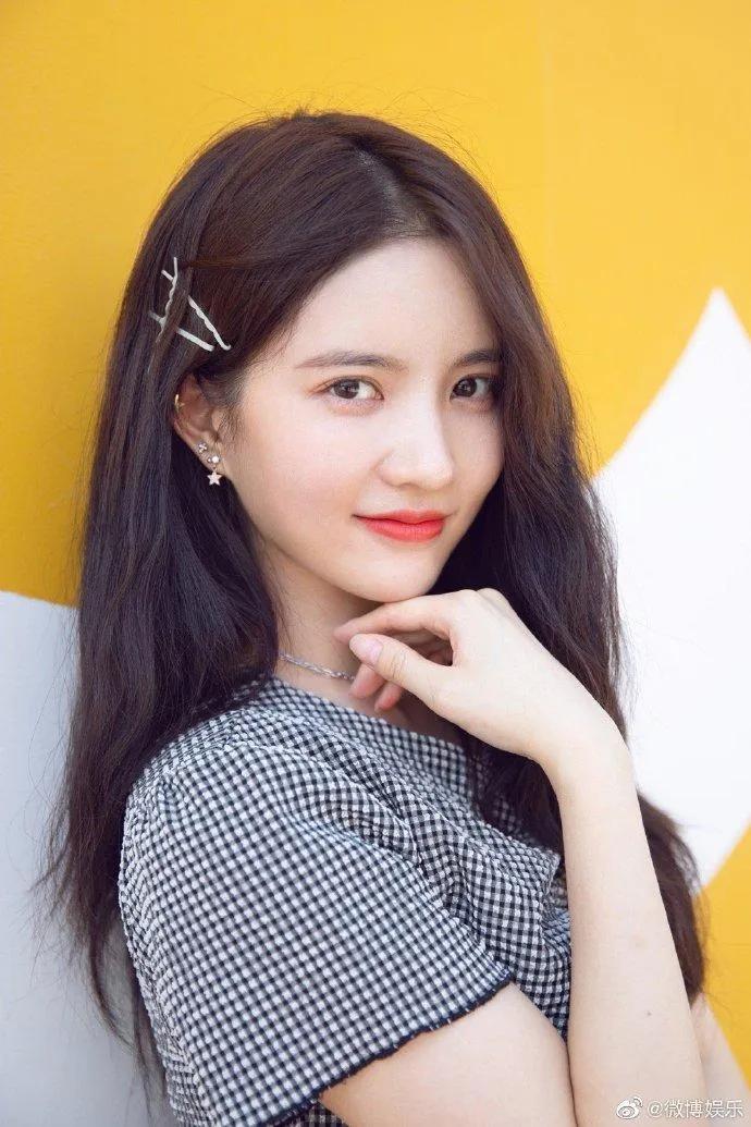 舞动青春，00后女孩的舞蹈魅力——从跳舞视频看她们的自信与风采