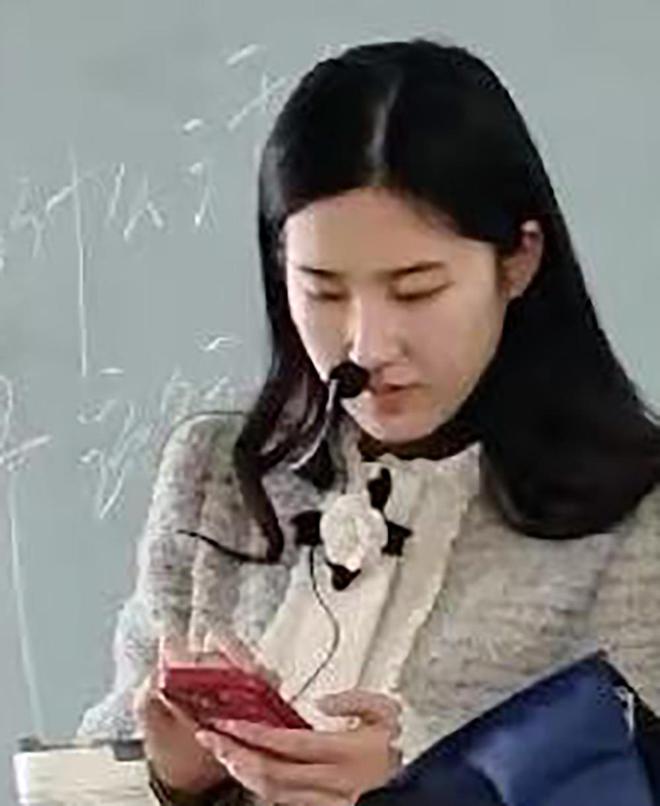 大学老师酷似刘亦菲，美丽与智慧的融合