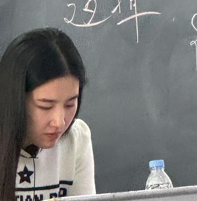 大学老师酷似刘亦菲，美丽与智慧的融合