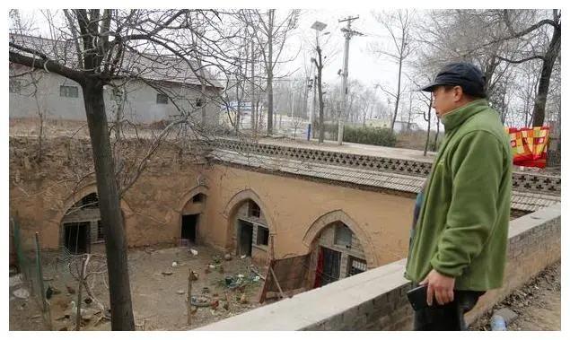 大哥往哪儿一站就是照相机了
