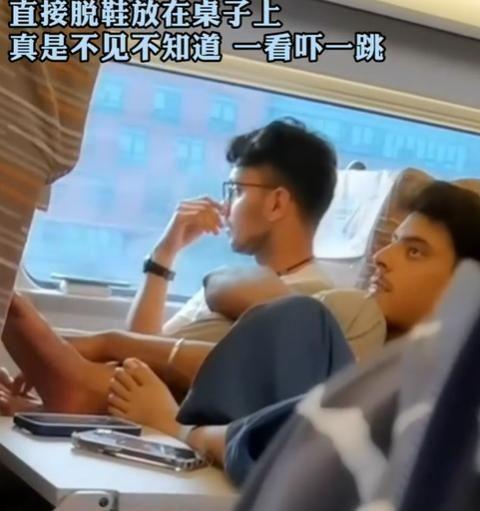大妈赤脚踩高铁桌板，同行人员的沉默引发深思