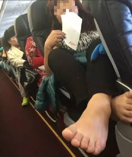 大妈赤脚踩高铁桌板，同行人员的沉默引发深思