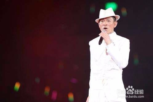 刀郎演唱会泪洒舞台，深情致谢歌迷的感人瞬间