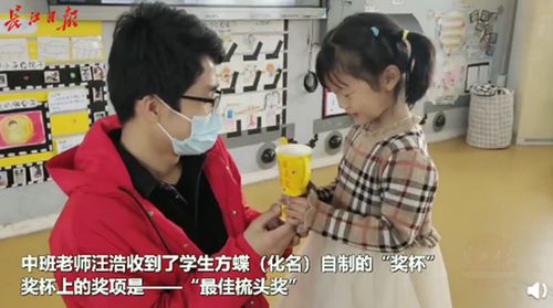 老师给学生梳头，温情与关怀的力量