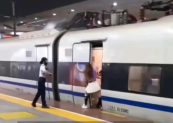假！上海一女子阻挡高铁关门事件真相揭秘
