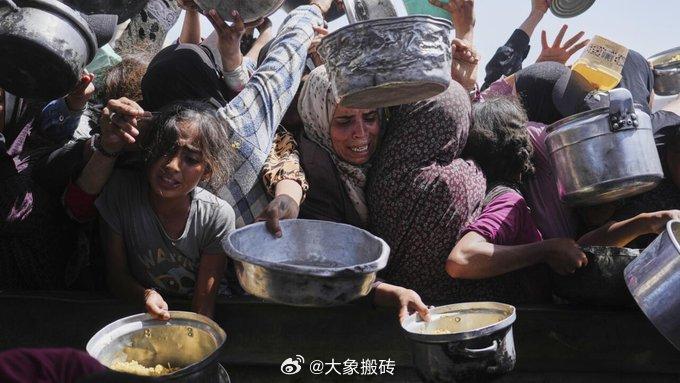 加沙边境危机，数万难民疯狂争夺食物，军队采取强硬措施开火