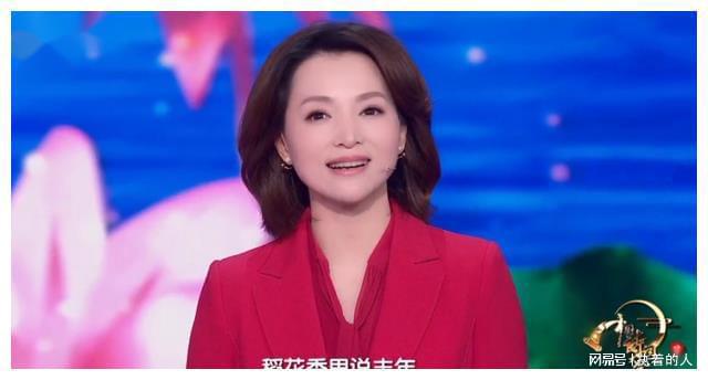 董卿拿话筒主持节目的图片，永恒的经典