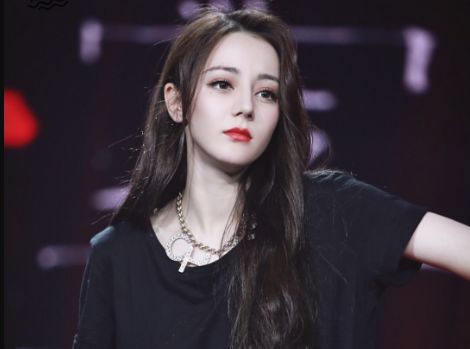 迪丽热巴撕遍娱乐圈，一场热议的风暴