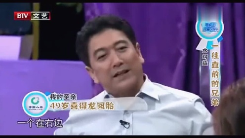 央视主持人水均益回国，龙凤胎罕见现身——探寻背后的故事