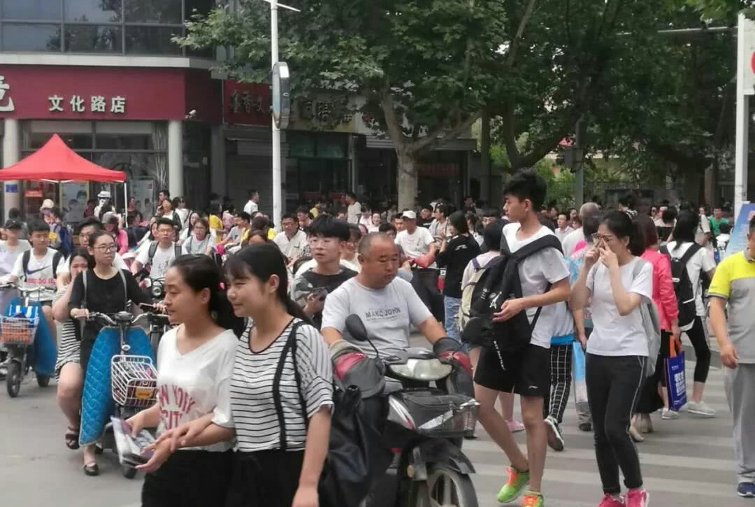 高考结束挑行李回家的女生找到了，一段励志故事的延续