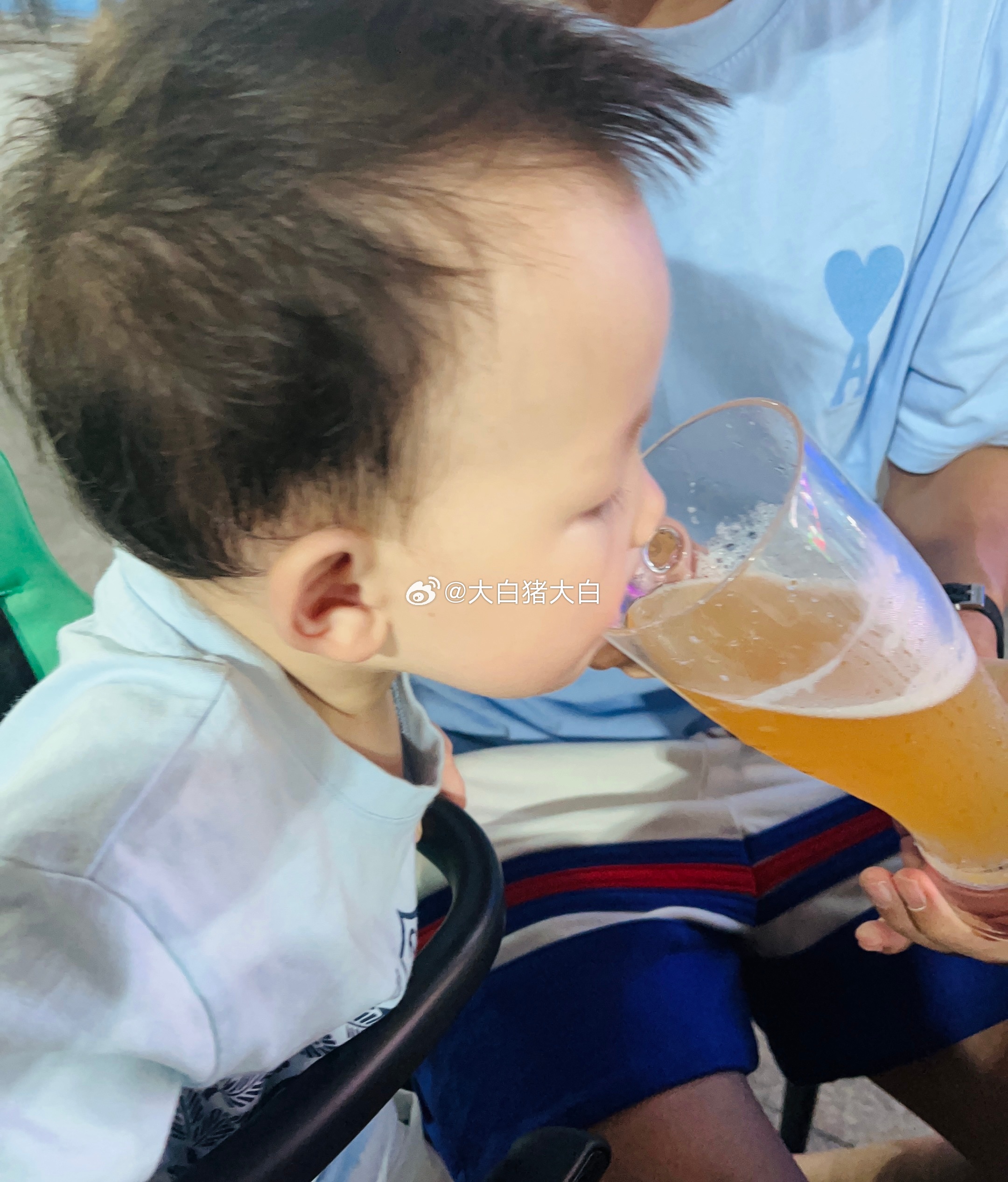 婴儿意外沾了一滴啤酒，家长的警醒与应对