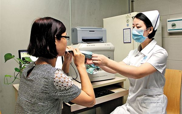 美女被抽血实验，探究医学实验背后的故事