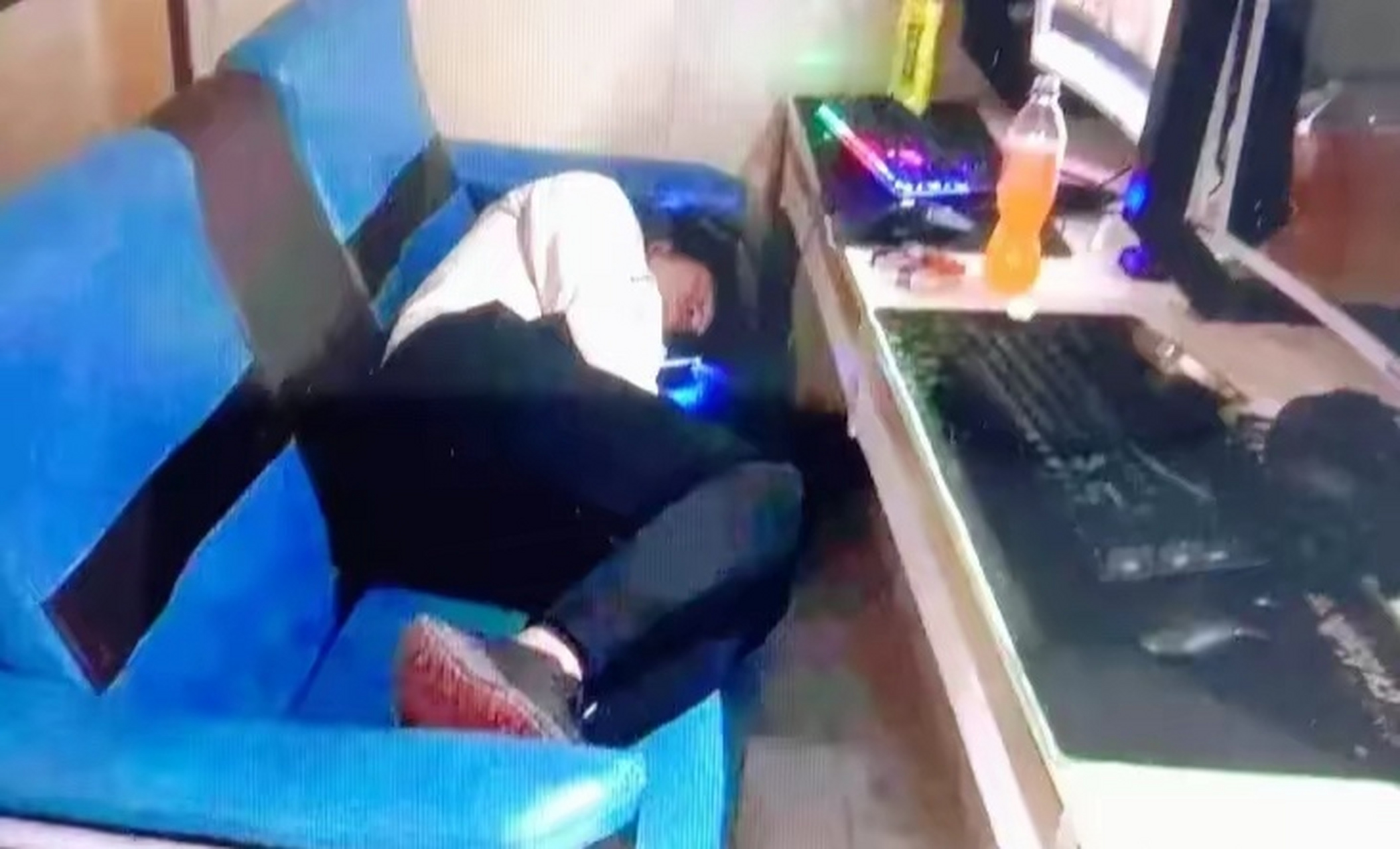 网吧通宵悲剧，男子一夜赤裸呕吐不止最终猝死