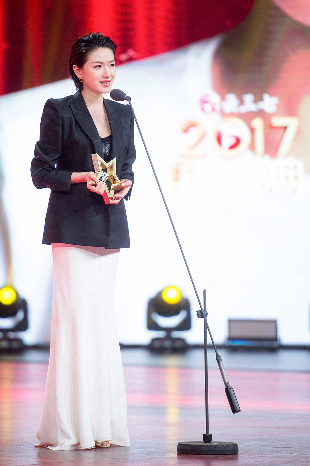 万茜获得金爵奖最佳女演员奖，荣耀背后的故事