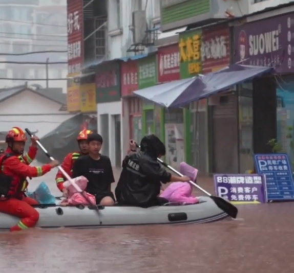 多地遭遇持续强降雨，救援现场直击