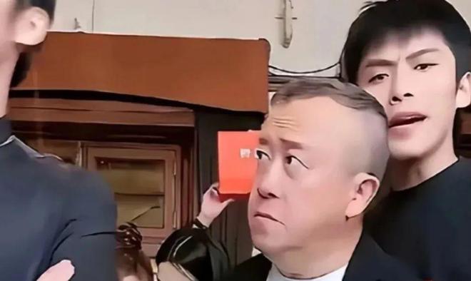 63岁马景涛直播时突然晕倒，背后的故事引人深思