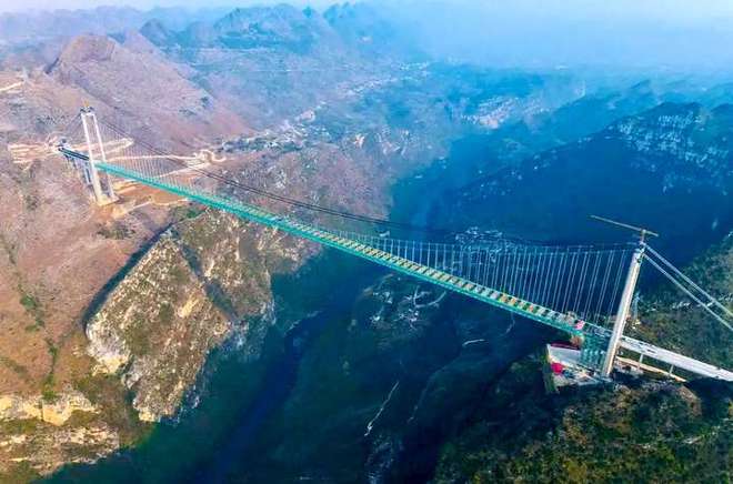 贵州跨山大桥，壮丽工程，连接未来的纽带