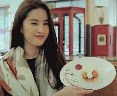 原来刘亦菲吃饭也是手机先吃