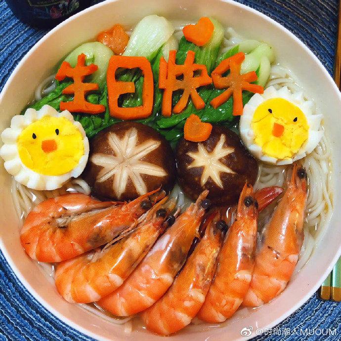 孩子过生日吃长寿面，传统寓意与现代庆祝