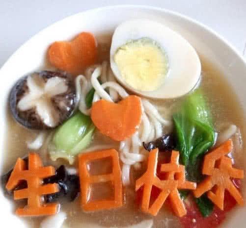 孩子过生日吃长寿面，传统寓意与现代庆祝