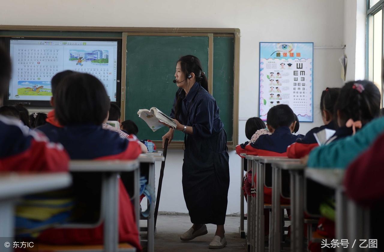 课堂中的错位焦点，男孩上课玩手机，意外屏幕映现老师脸