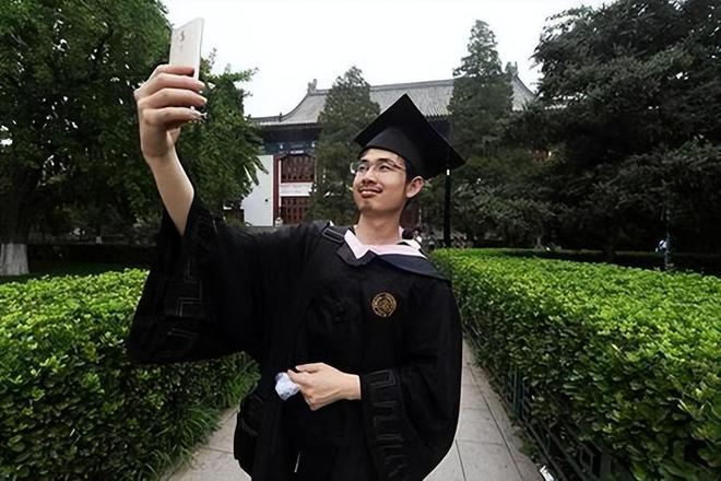 北大毕业生转行当演员，当事人回应——跨界之路的启示