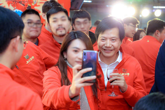 雷军合影后冲出包围，手机险被挤掉的瞬间