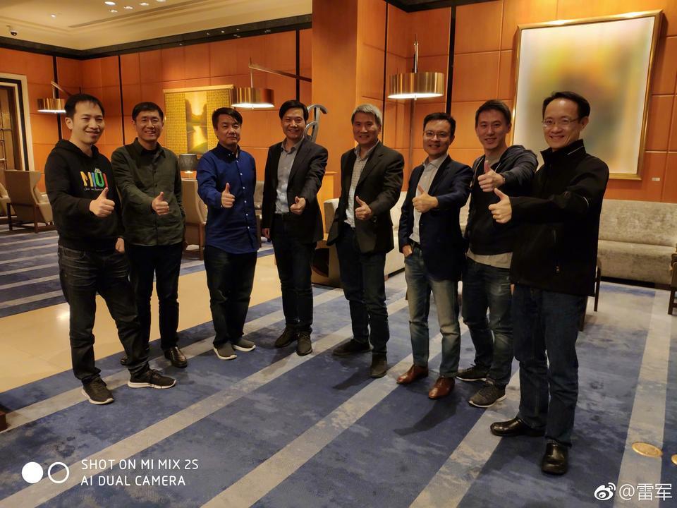 雷军合影后冲出包围，手机险被挤掉的瞬间
