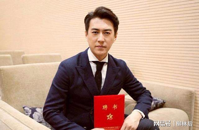 靳东回应上热搜，没什么时间看手机