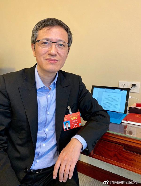 大爷烟盒写建议走红，民间智慧引领时代风尚
