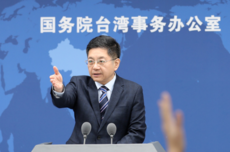 解放军正告民进党当局，悬崖勒马，回归正道
