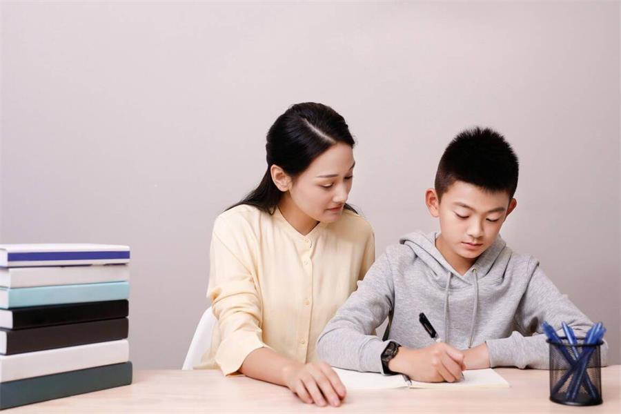 孩子做作业偷看手机如何惩罚