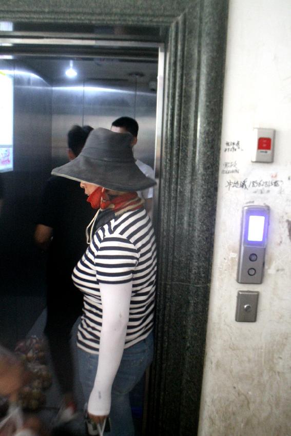 电梯里灯没亮，请千万不要乘坐